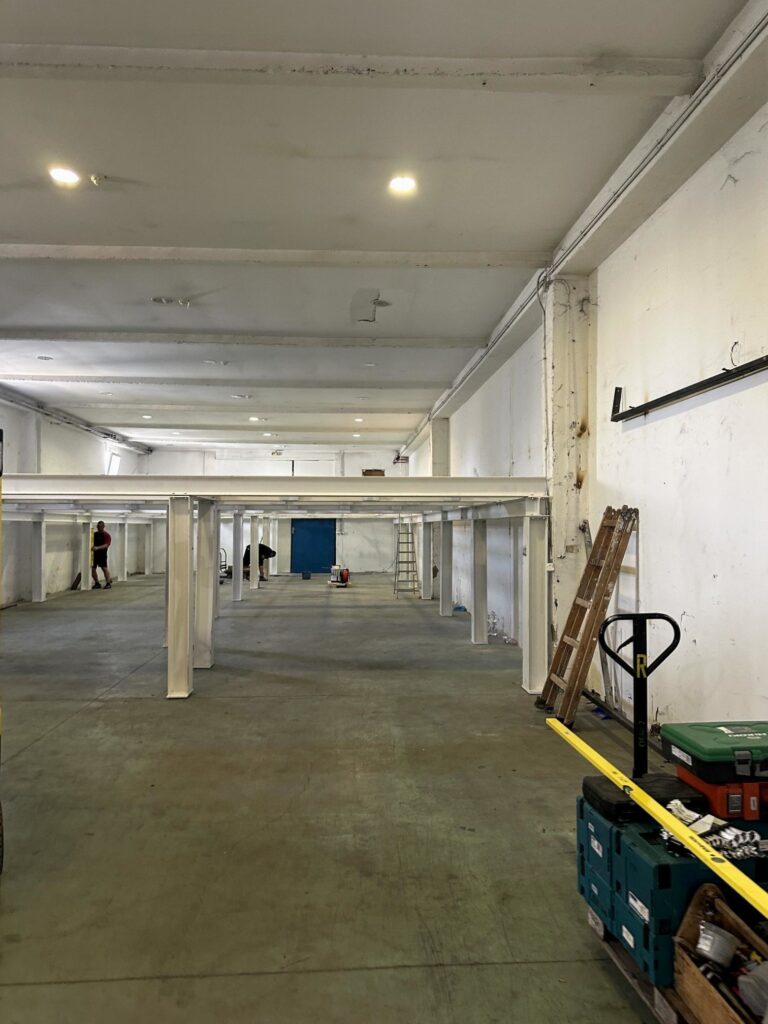 Kőrös Spedit – Galéria ipari csarnokban