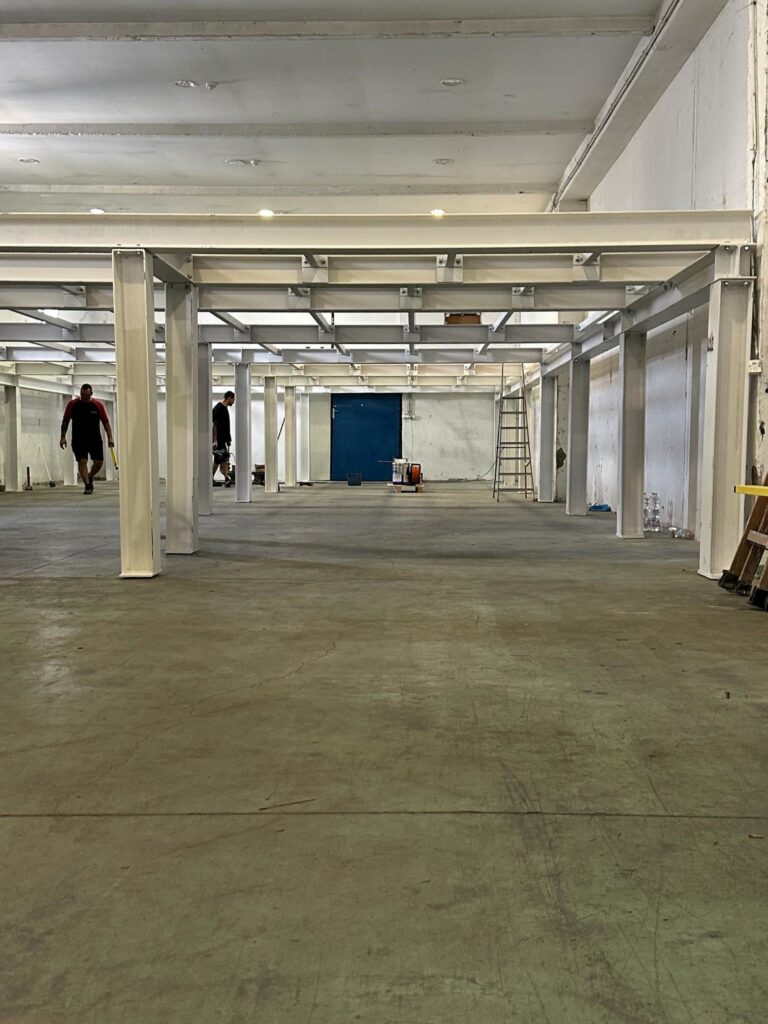 Kőrös Spedit – Galéria ipari csarnokban